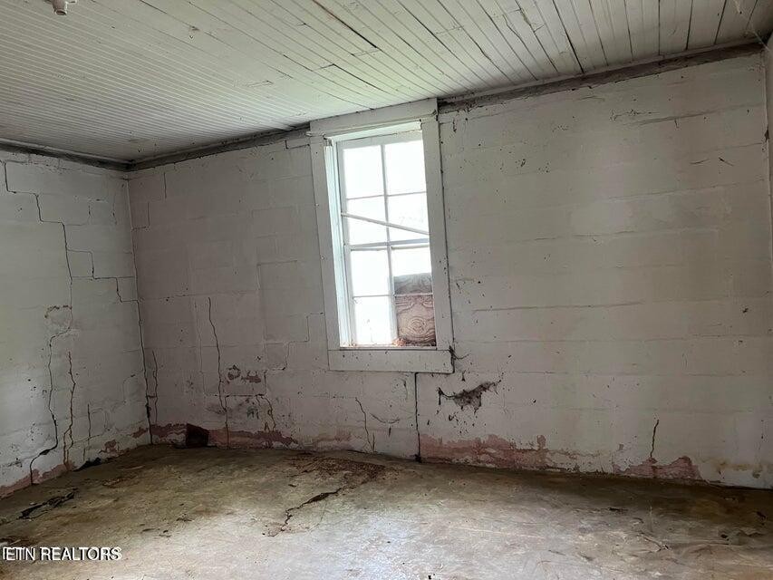 121 Sexton Lane Oneida, TN 37841 - Photo 31 of 32 a view of a room with window