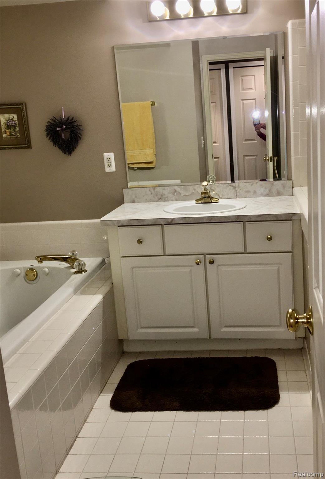 52103 Southview Ridge, Unit 61 Macomb, MI 48042 - Photo 19 of 29 Master bath.jpg