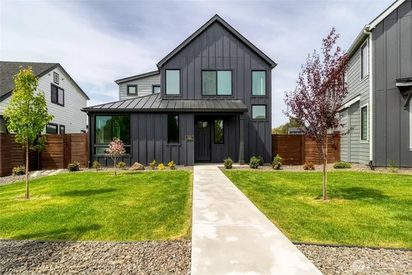 $590,000 | 1021 Southeast Garrison Village Way, College Place, WA 99324