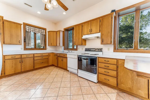 $595,000 | 832 North Essex Heights Road, Halstead, KS 67056