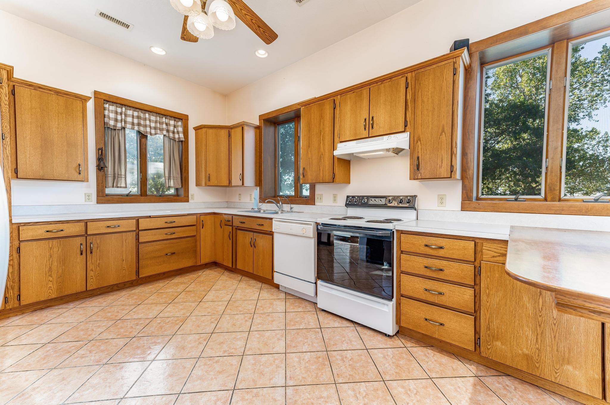 832 North Essex Heights Road Halstead, KS 67056 - Photo 12 of 36