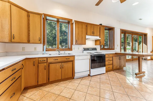 $595,000 | 832 North Essex Heights Road, Halstead, KS 67056