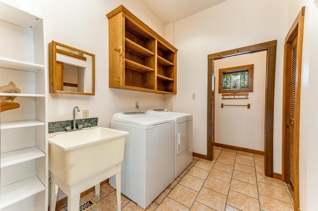 $595,000 | 832 North Essex Heights Road, Halstead, KS 67056