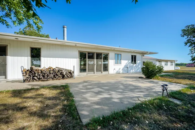 $595,000 | 832 North Essex Heights Road, Halstead, KS 67056