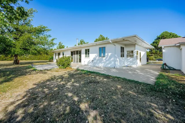 $595,000 | 832 North Essex Heights Road, Halstead, KS 67056