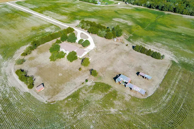 $595,000 | 832 North Essex Heights Road, Halstead, KS 67056