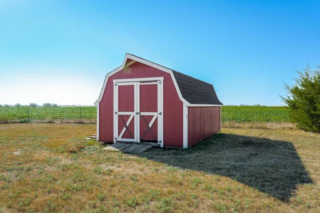 $595,000 | 832 North Essex Heights Road, Halstead, KS 67056