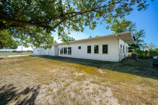 $595,000 | 832 North Essex Heights Road, Halstead, KS 67056