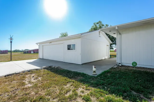 $595,000 | 832 North Essex Heights Road, Halstead, KS 67056