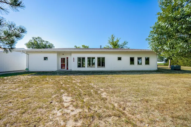 $595,000 | 832 North Essex Heights Road, Halstead, KS 67056