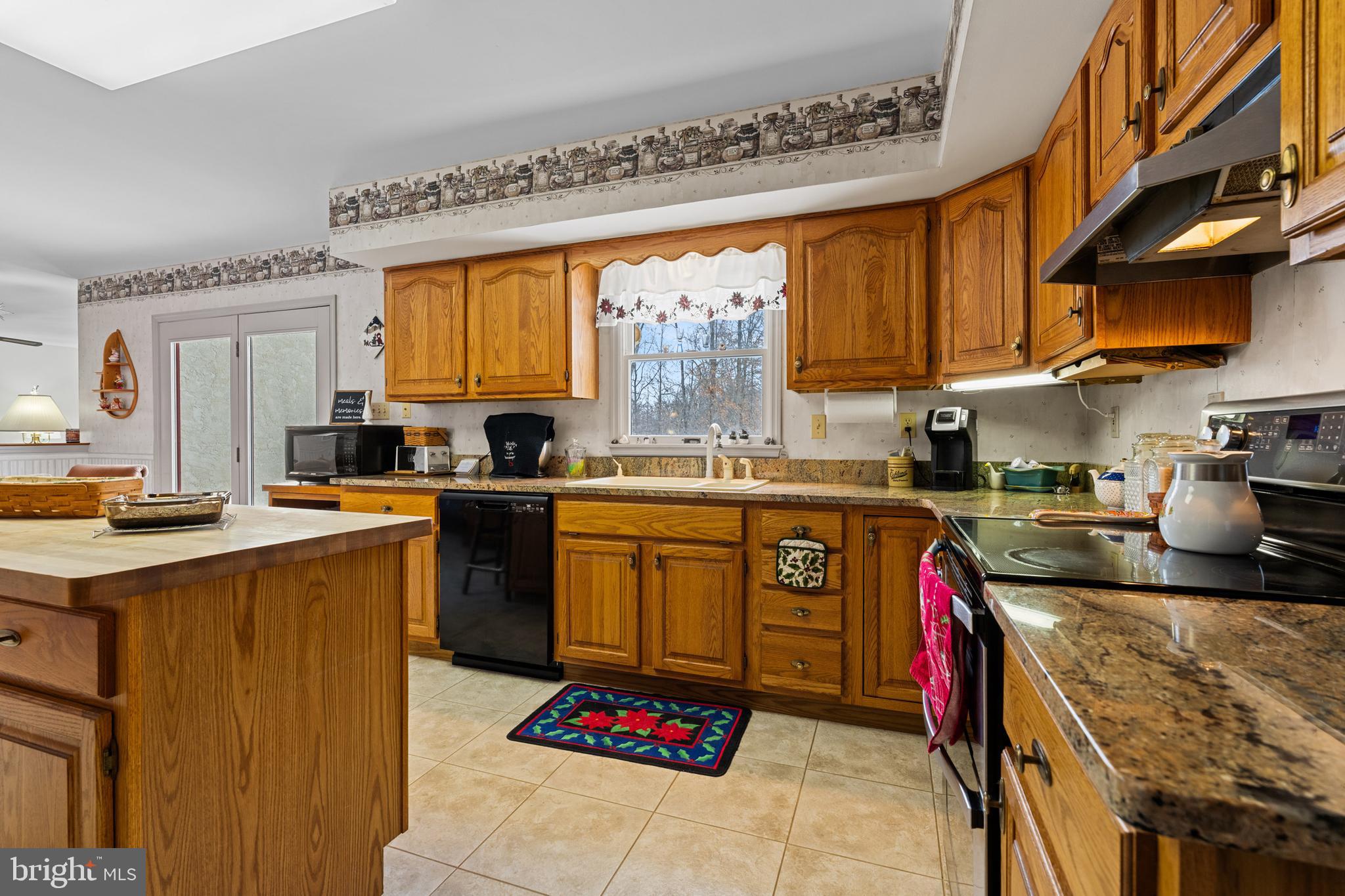 118 Middle Creek Road Gilbertsville, PA 19525 - Photo 25 of 108 a kitchen with a stove a sink and a refrigerator