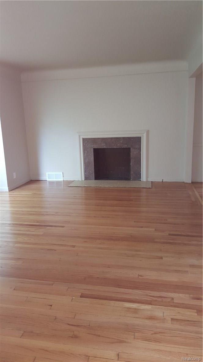 17384 Huntington Road Detroit, MI 48219 - Photo 4 of 15 liv rm 1.jpg