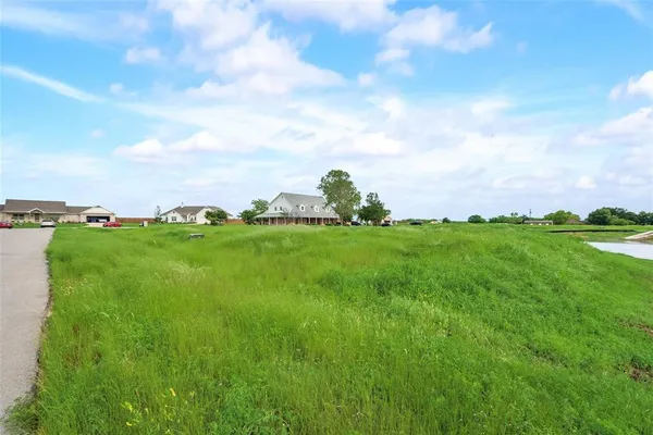 a view of an house with backyard and garden