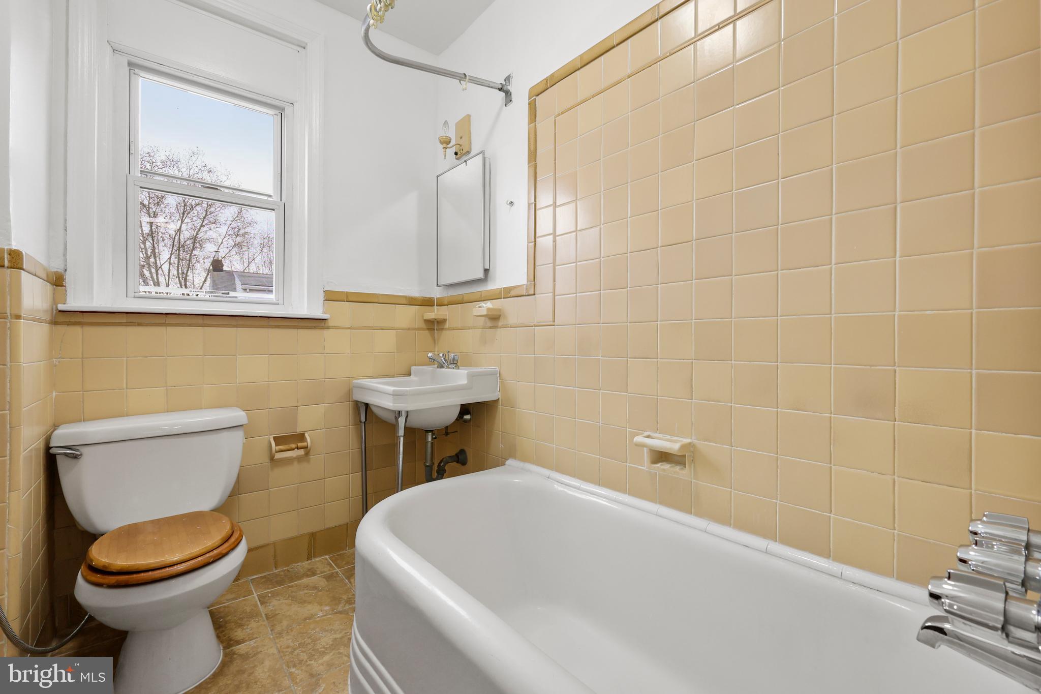 1064 Allengrove Street Philadelphia, PA 19124 - Photo 20 of 34 Main Bathroom