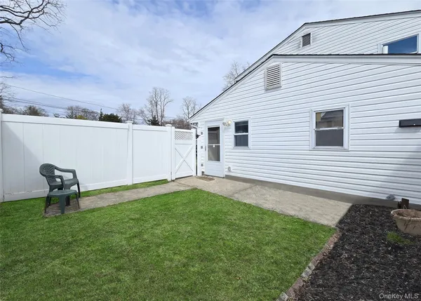 $2,100 | 18 Wyandotte Street, Selden, NY 11784