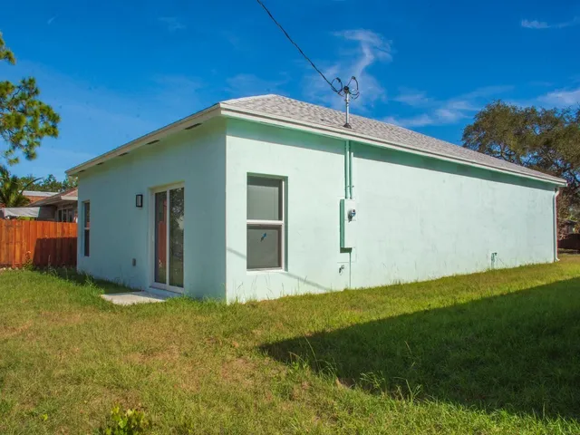 a front view of house with yard