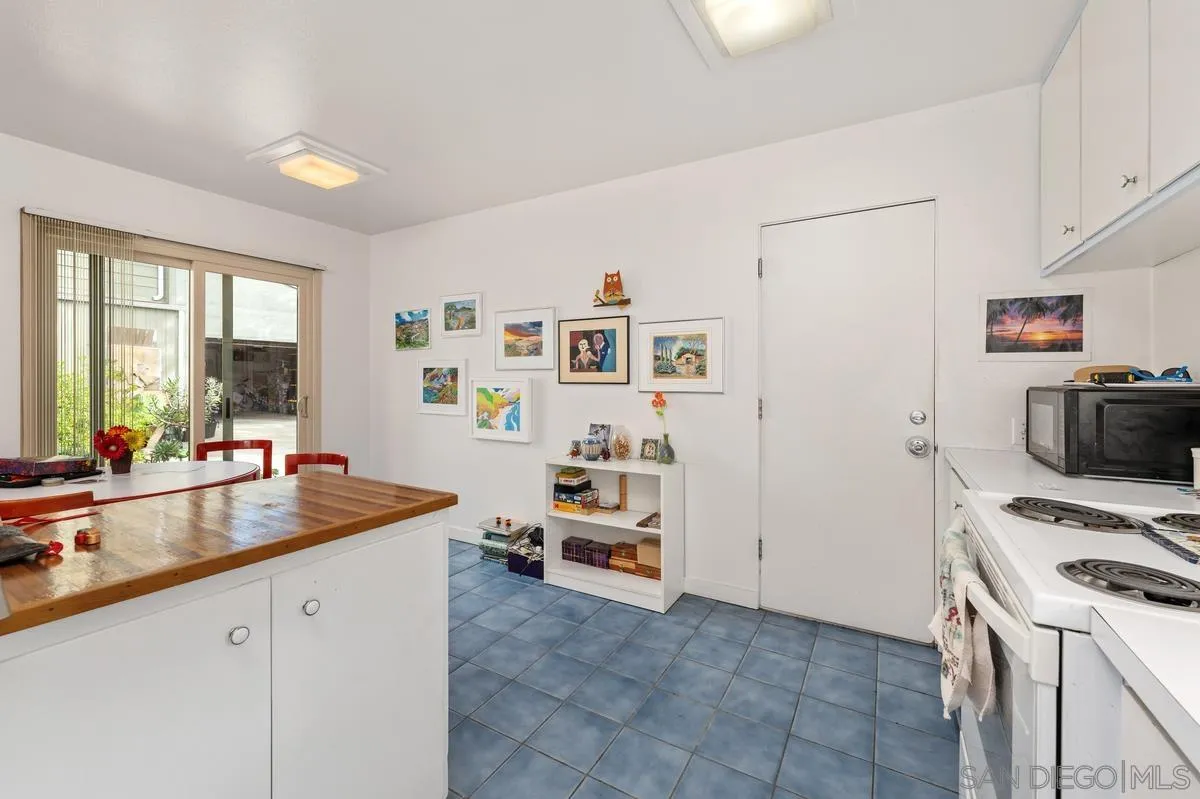 4875 Academy Street San Diego, CA 92109 - Photo 10 of 33 a kitchen that has a sink and a stove in it