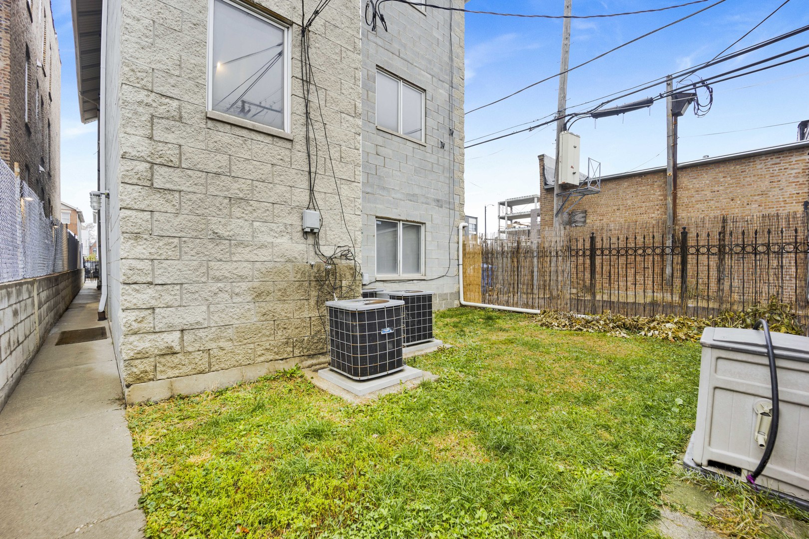 2413 West Polk Street, Unit 2 Chicago, IL 60612 - Photo 14 of 16 a outdoor view of a house with basket ball court