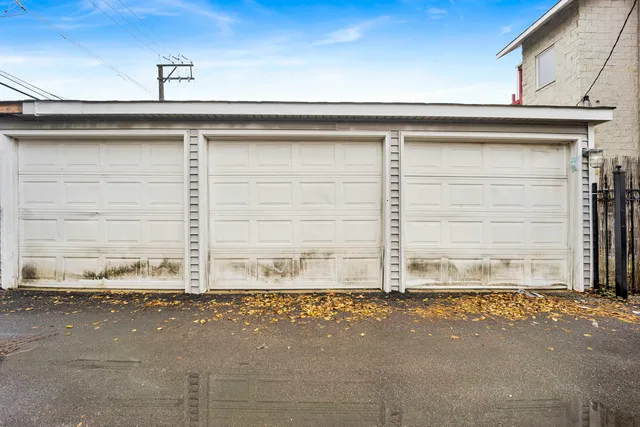 a picture of a wall with a white wall