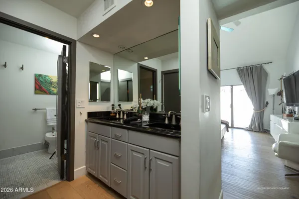 a en suite bathroom with double vanity and a mirror