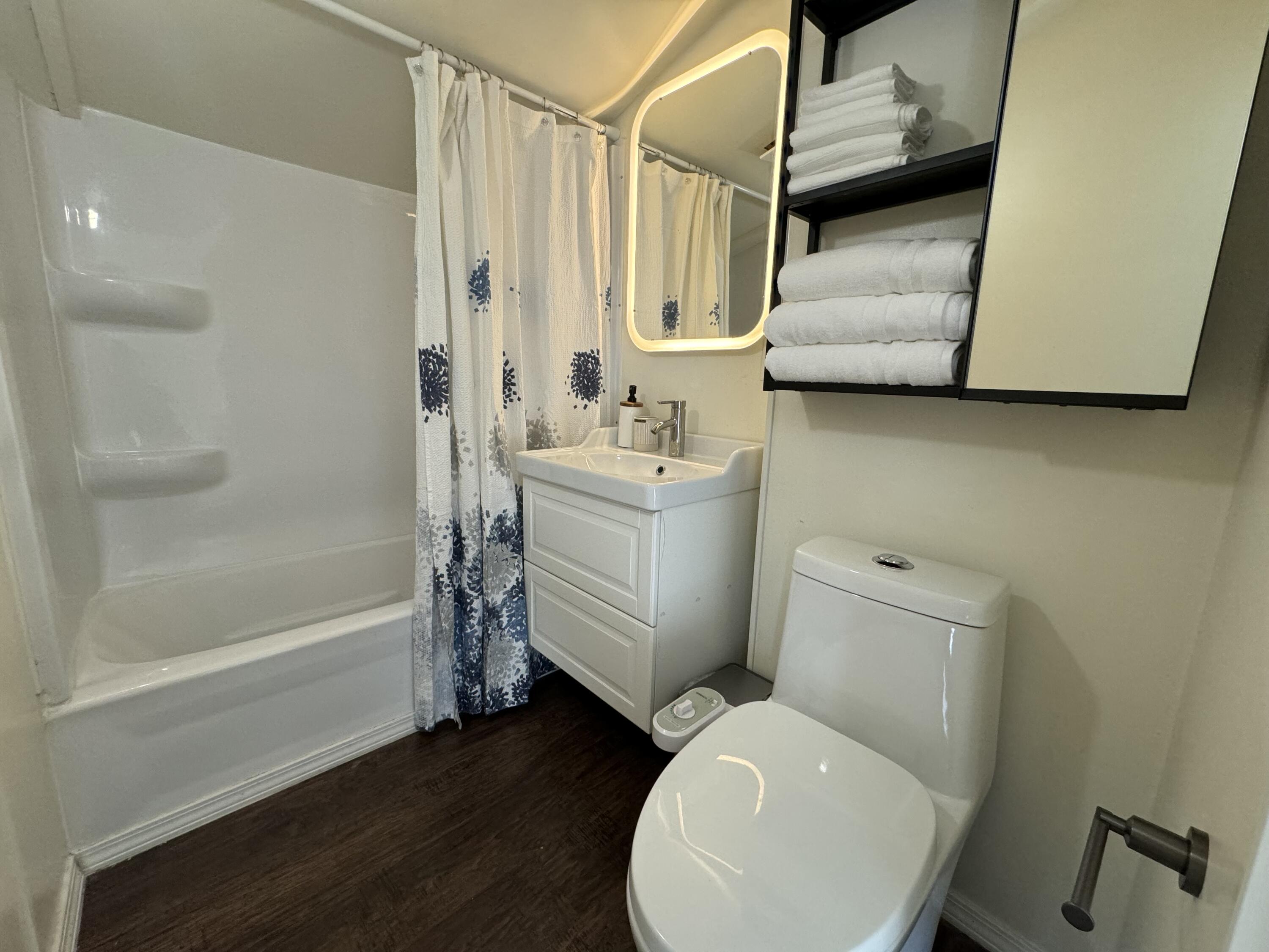 7715 West Center Street Milwaukee, WI 53222 - Photo 18 of 18 Upper Bath