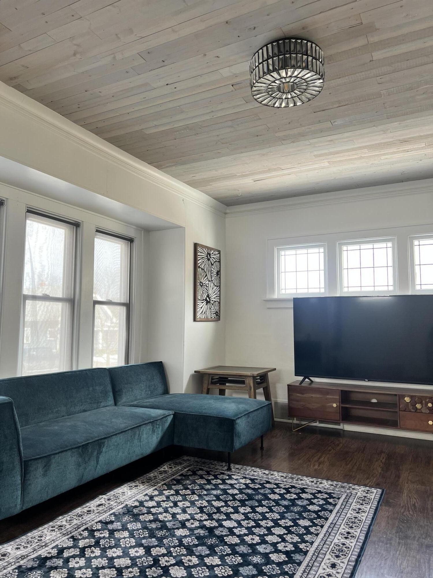 7715 West Center Street Milwaukee, WI 53222 - Photo 7 of 18 Main unit LR