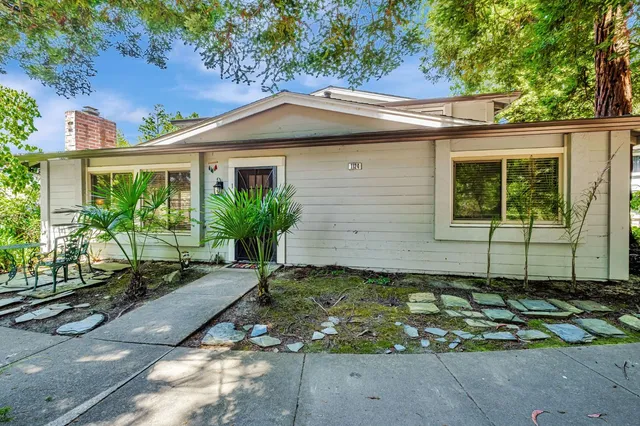 a view of house with a yard