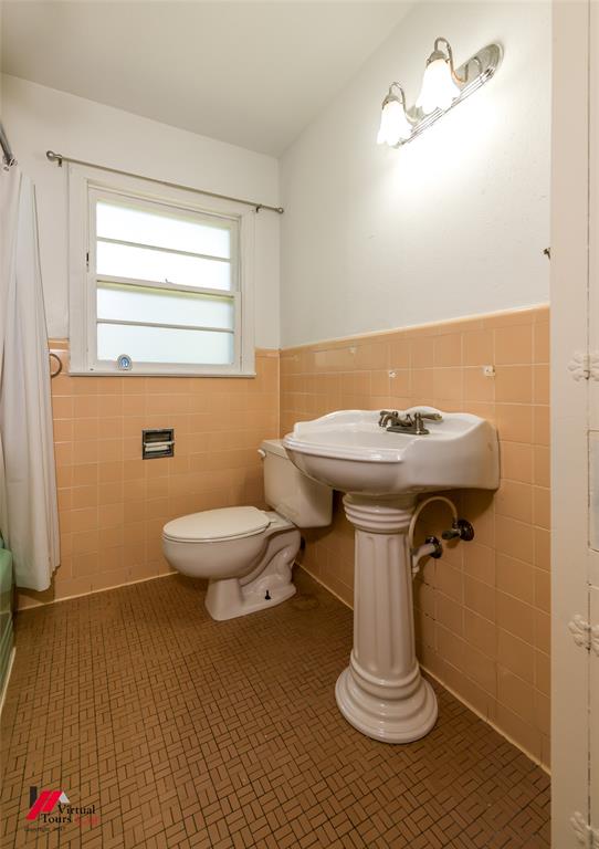 3109 Gorton Road Shreveport, LA 71119 - Photo 21 of 31 a bathroom with a toilet a sink and mirror