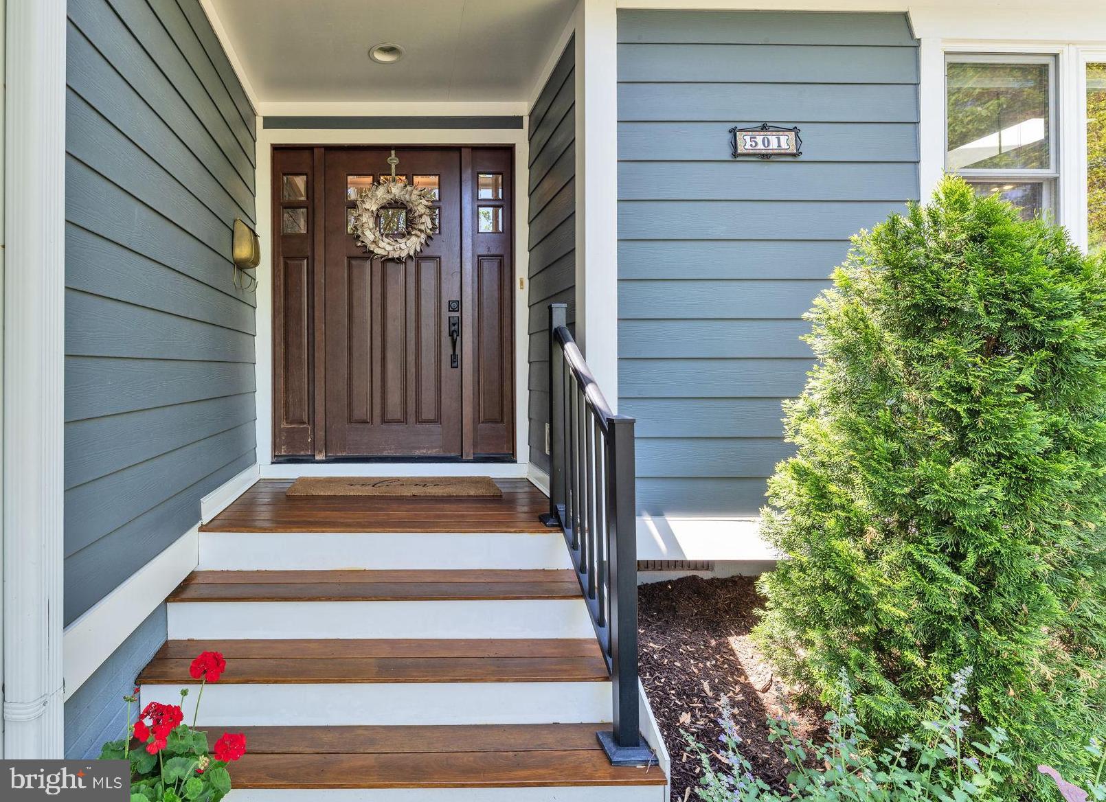 501 Ridge Road Southwest Vienna, VA 22180 - Photo 4 of 54 a view of entryway