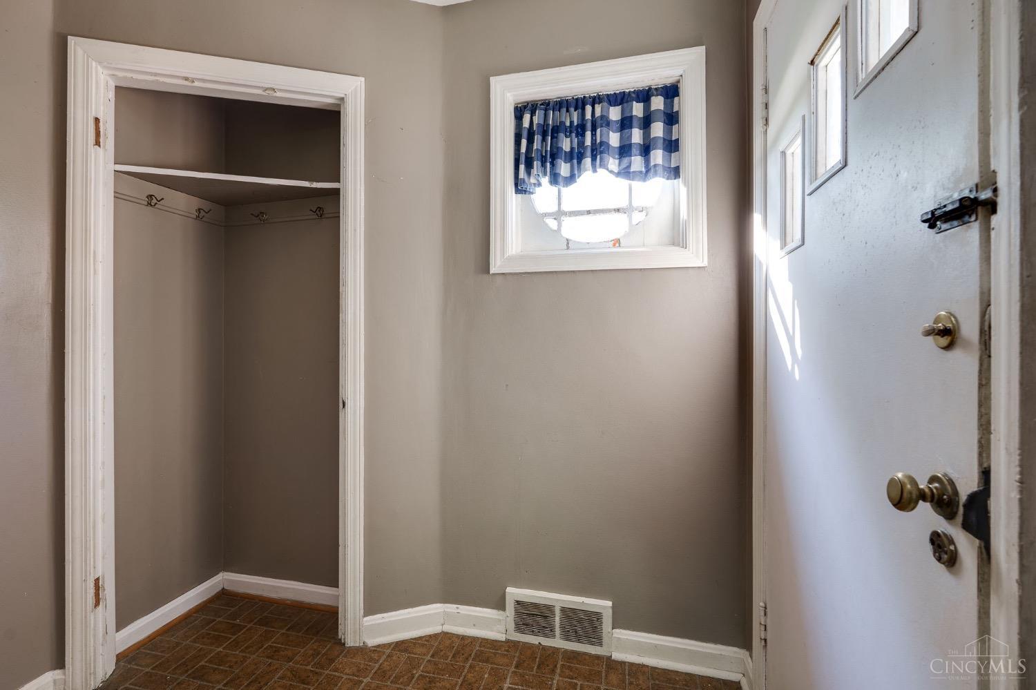 8238 Forest Road Cincinnati, OH 45255 - Photo 4 of 36