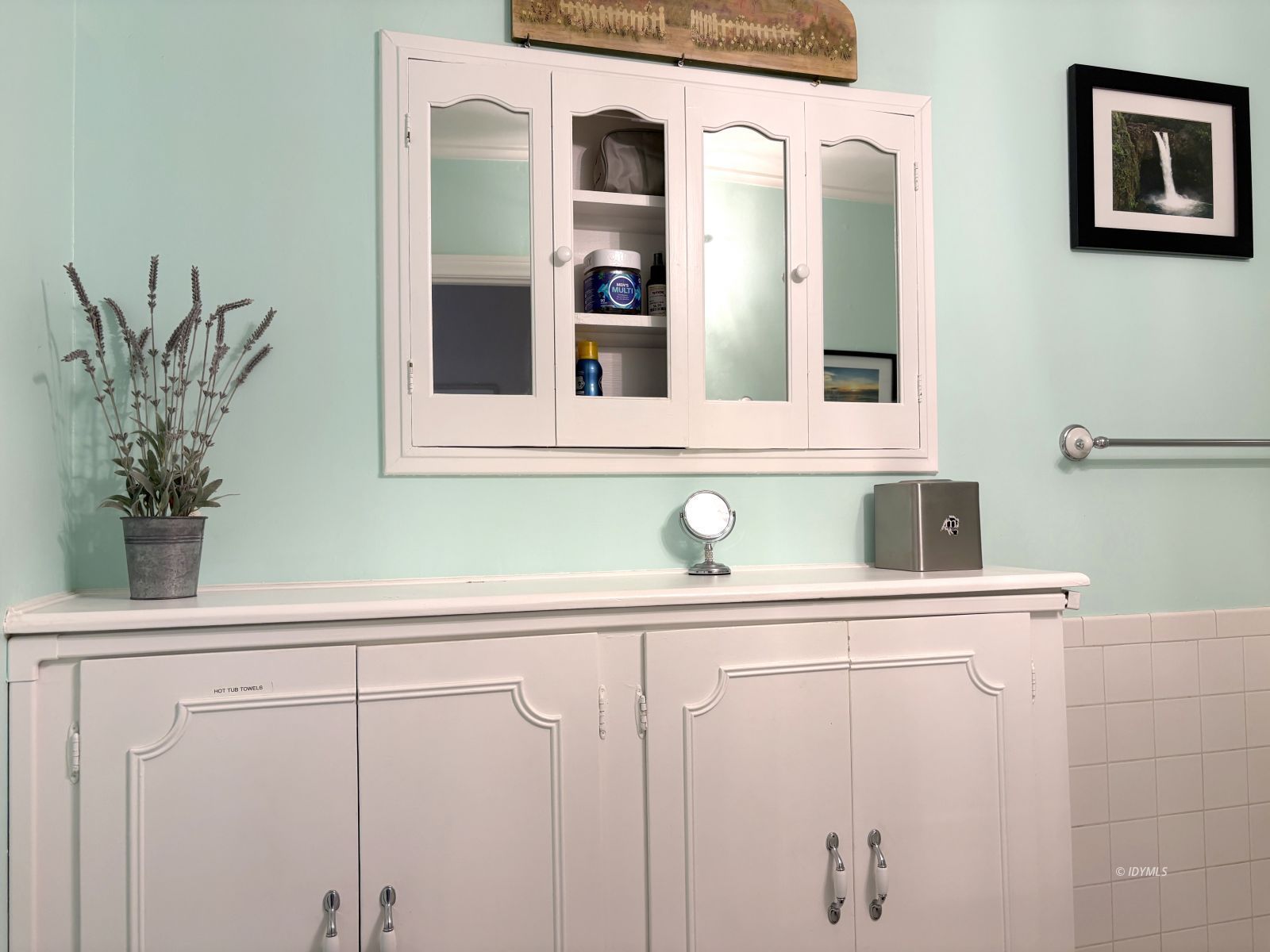 54440 Valley-View Idyllwild, CA 92549 - Photo 15 of 31 Hallway Full Bathroom