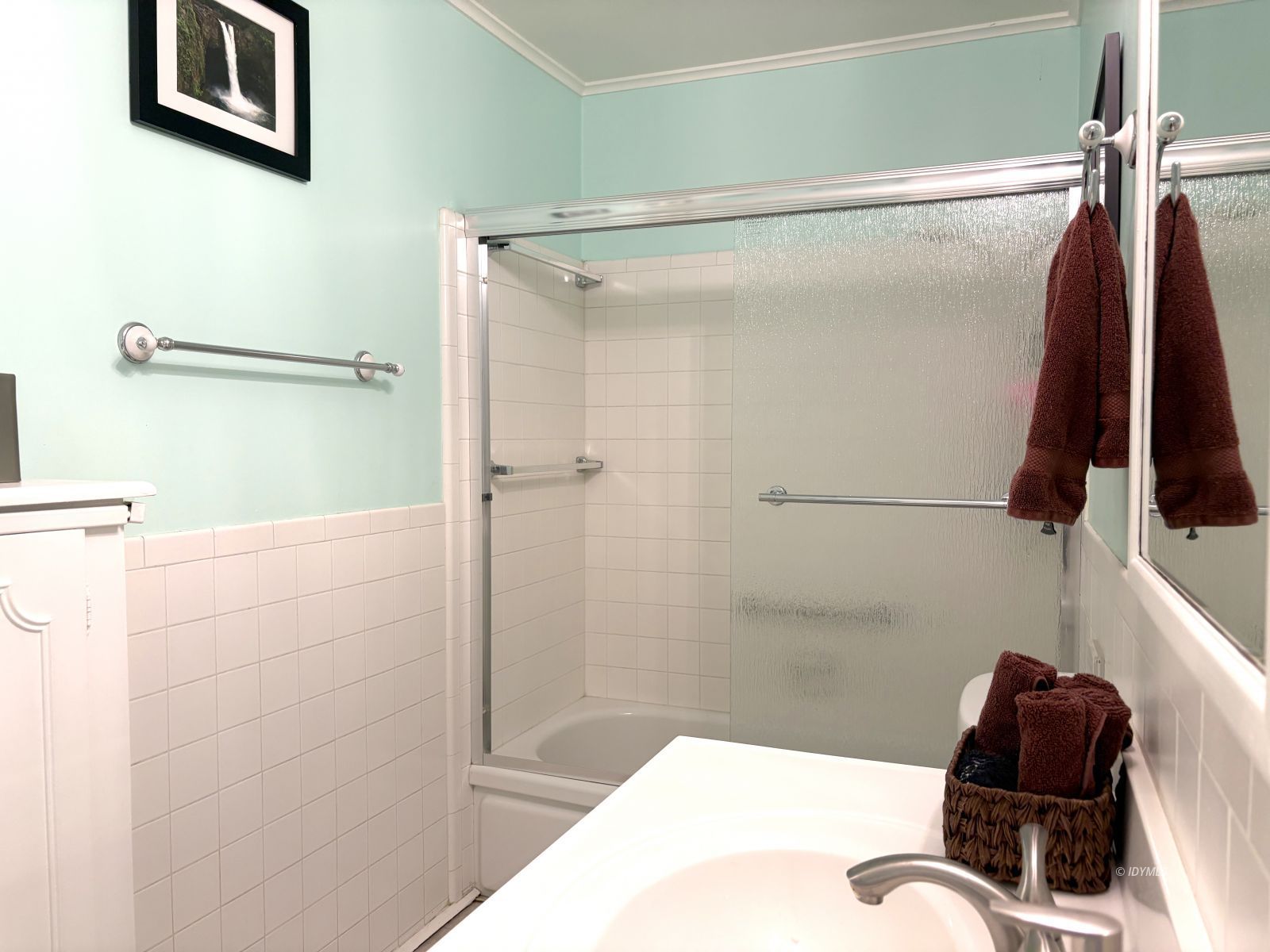54440 Valley-View Idyllwild, CA 92549 - Photo 16 of 31 Hallway Full Bathroom