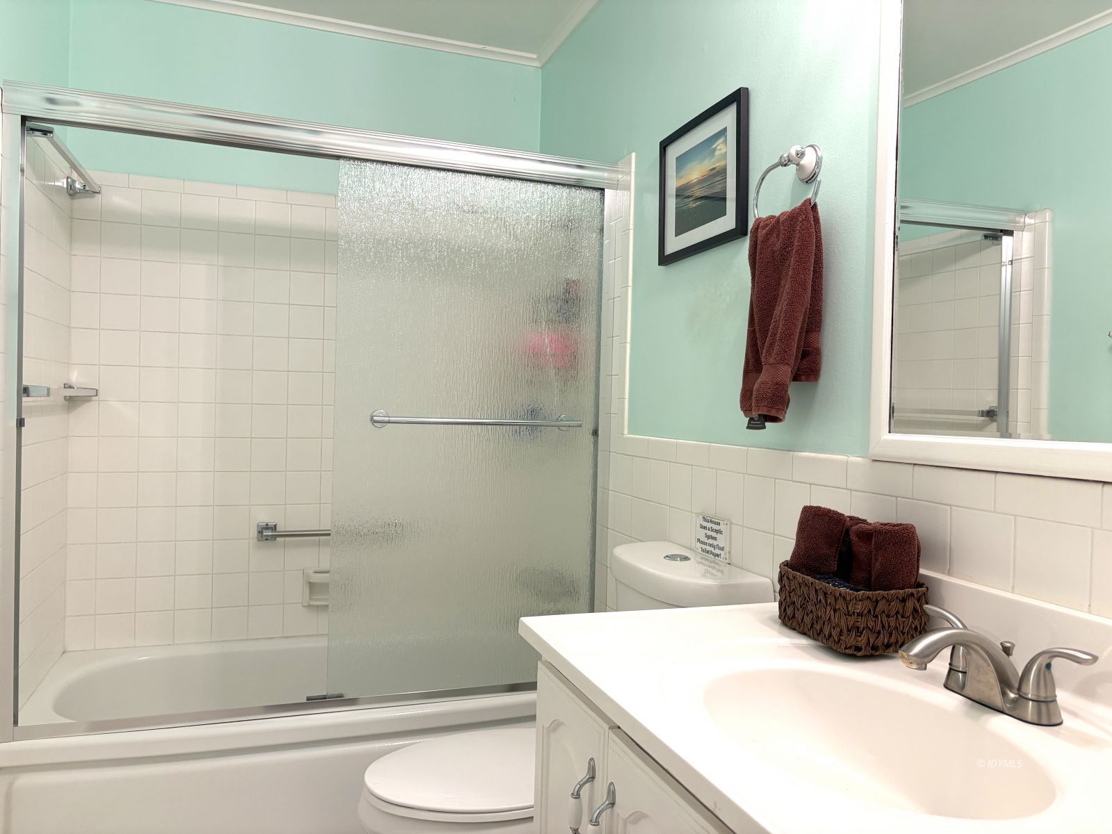 54440 Valley-View Idyllwild, CA 92549 - Photo 17 of 31 Hallway Full Bathroom