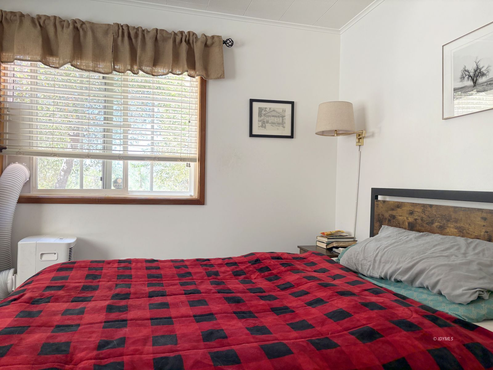 54440 Valley-View Idyllwild, CA 92549 - Photo 18 of 31 Guest Bedroom