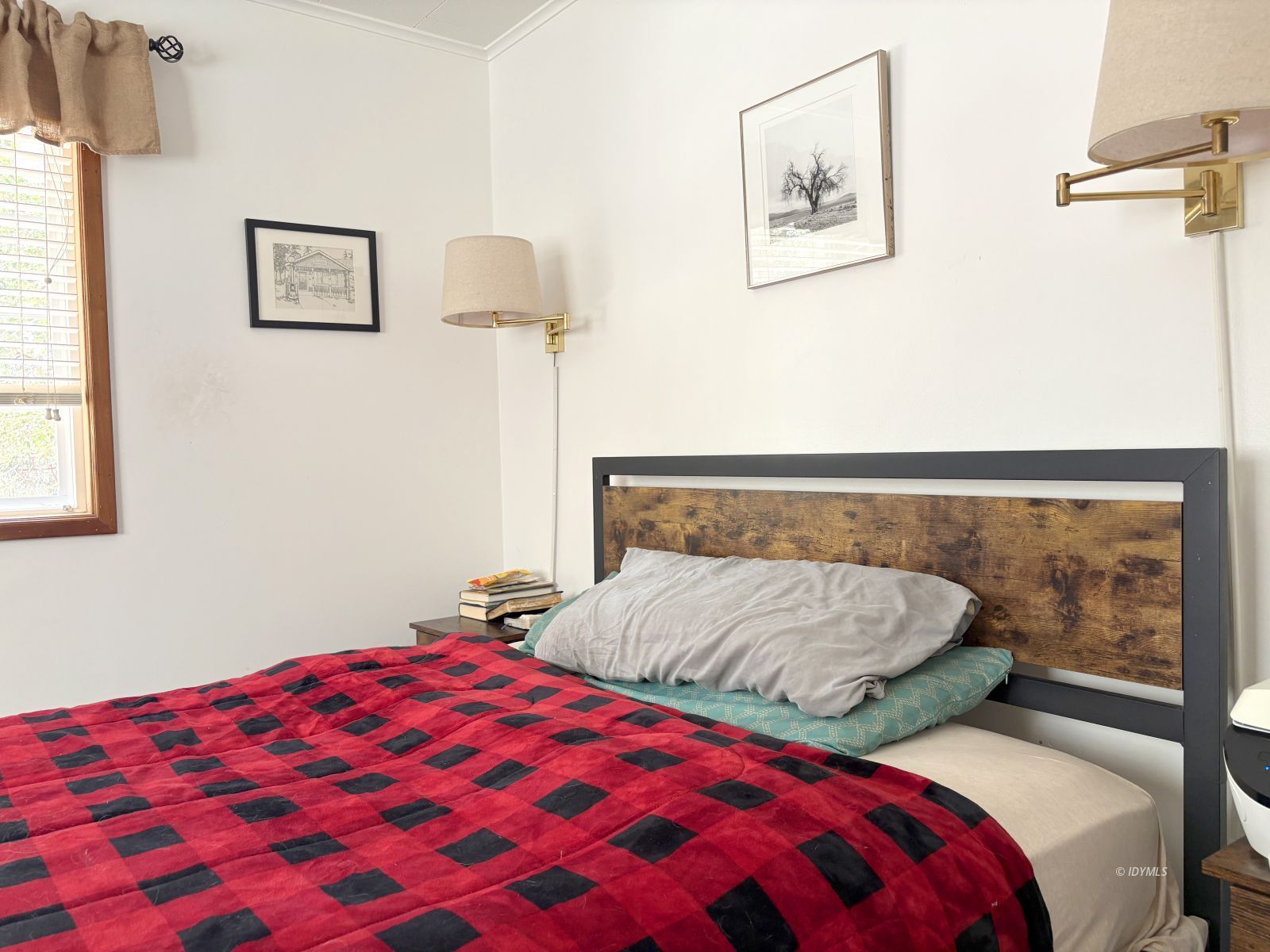 54440 Valley-View Idyllwild, CA 92549 - Photo 19 of 31 Guest Bedroom