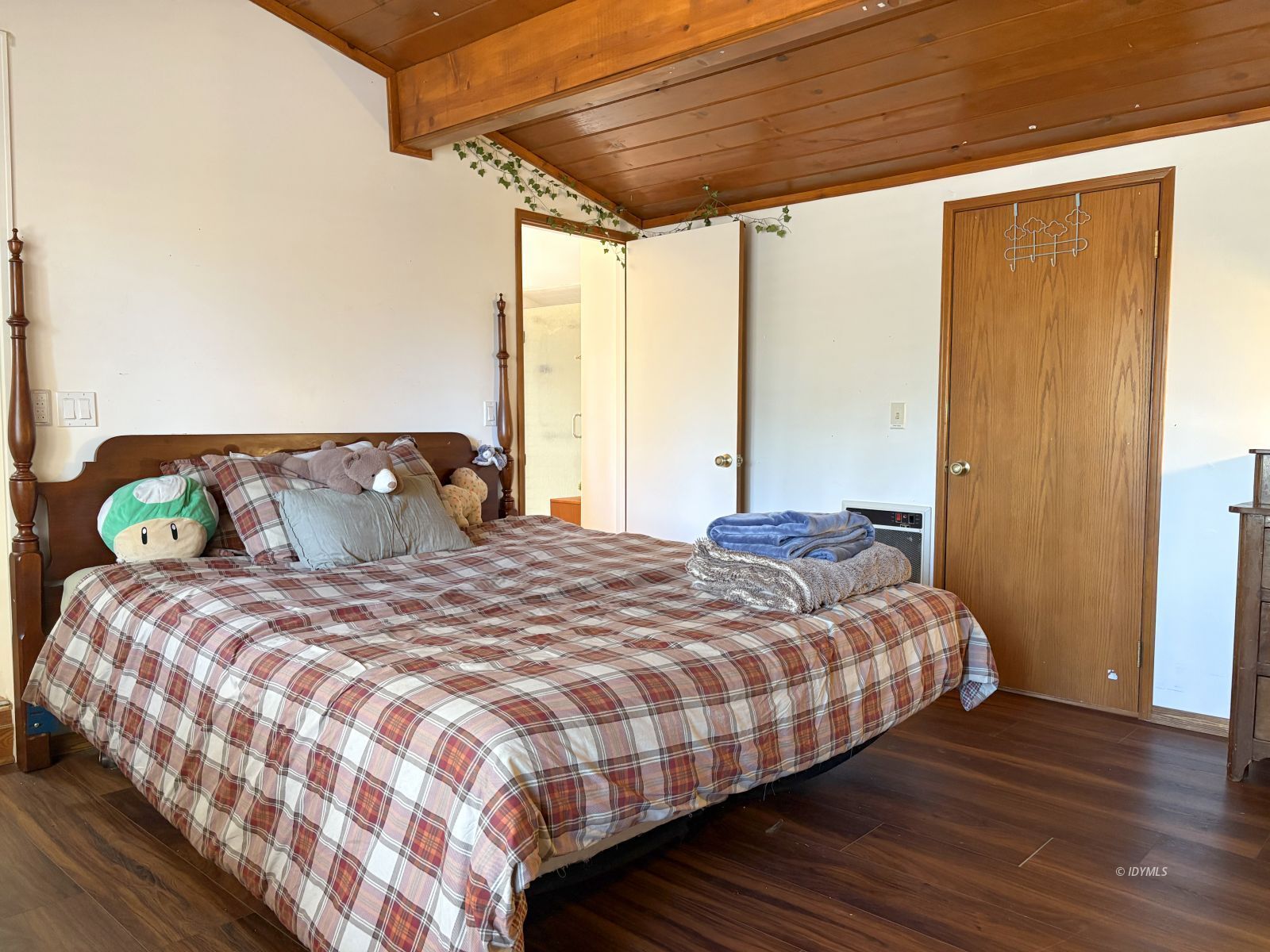 54440 Valley-View Idyllwild, CA 92549 - Photo 21 of 31 Primary Bedroom