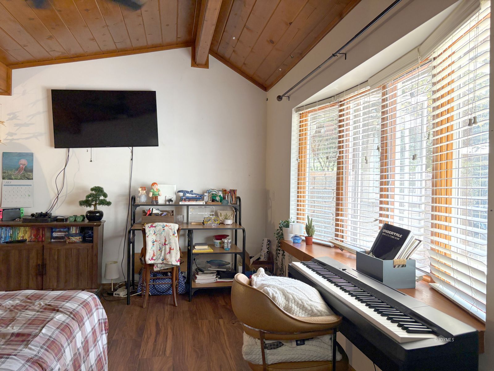 54440 Valley-View Idyllwild, CA 92549 - Photo 22 of 31 Primary Bedroom