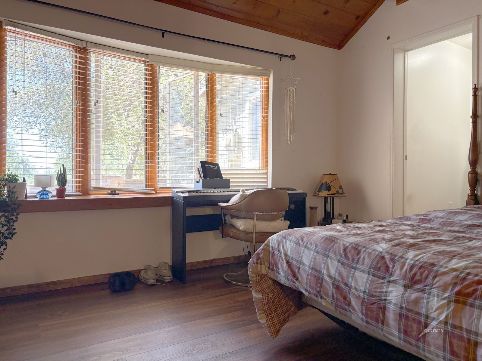 54440 Valley-View Idyllwild, CA 92549 - Photo 24 of 31 Primary Bedroom