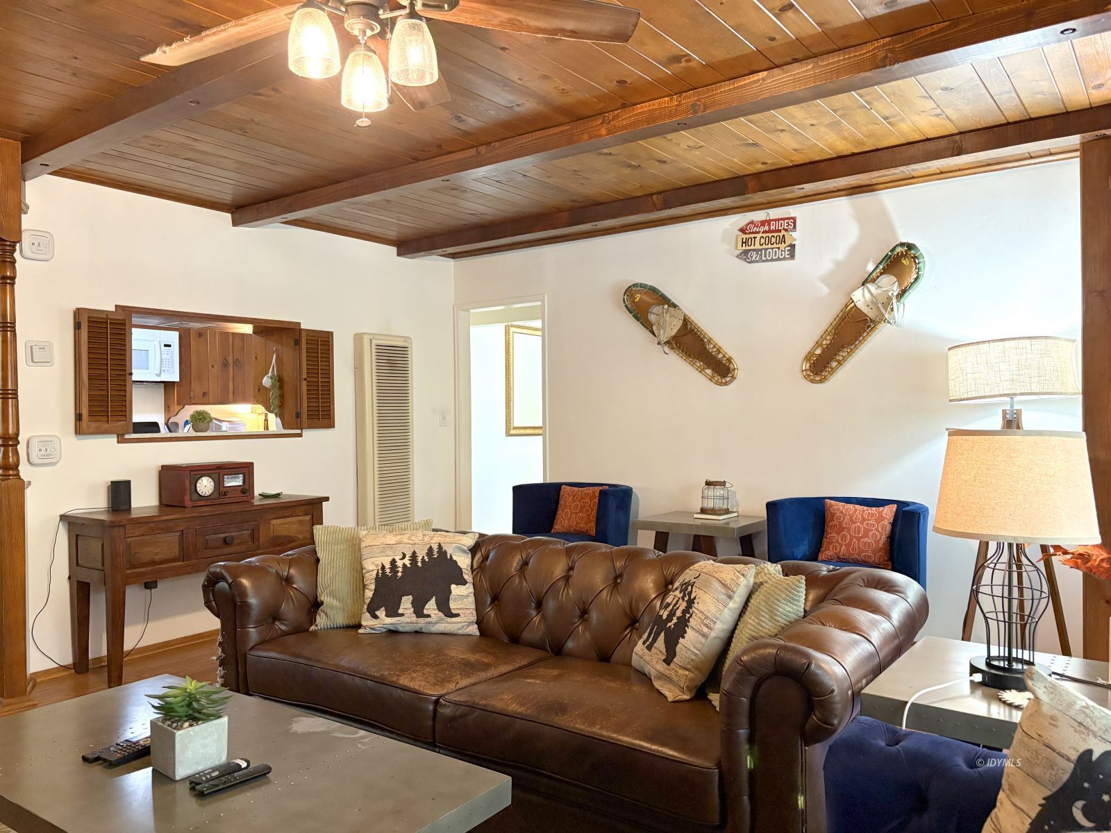 54440 Valley-View Idyllwild, CA 92549 - Photo 5 of 31 Living Room