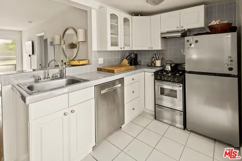 $1,995,000 | 2477 Walnut Avenue, Venice, CA 90291