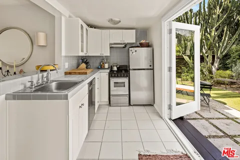 $1,995,000 | 2477 Walnut Avenue, Venice, CA 90291