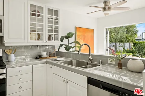 $1,995,000 | 2477 Walnut Avenue, Venice, CA 90291