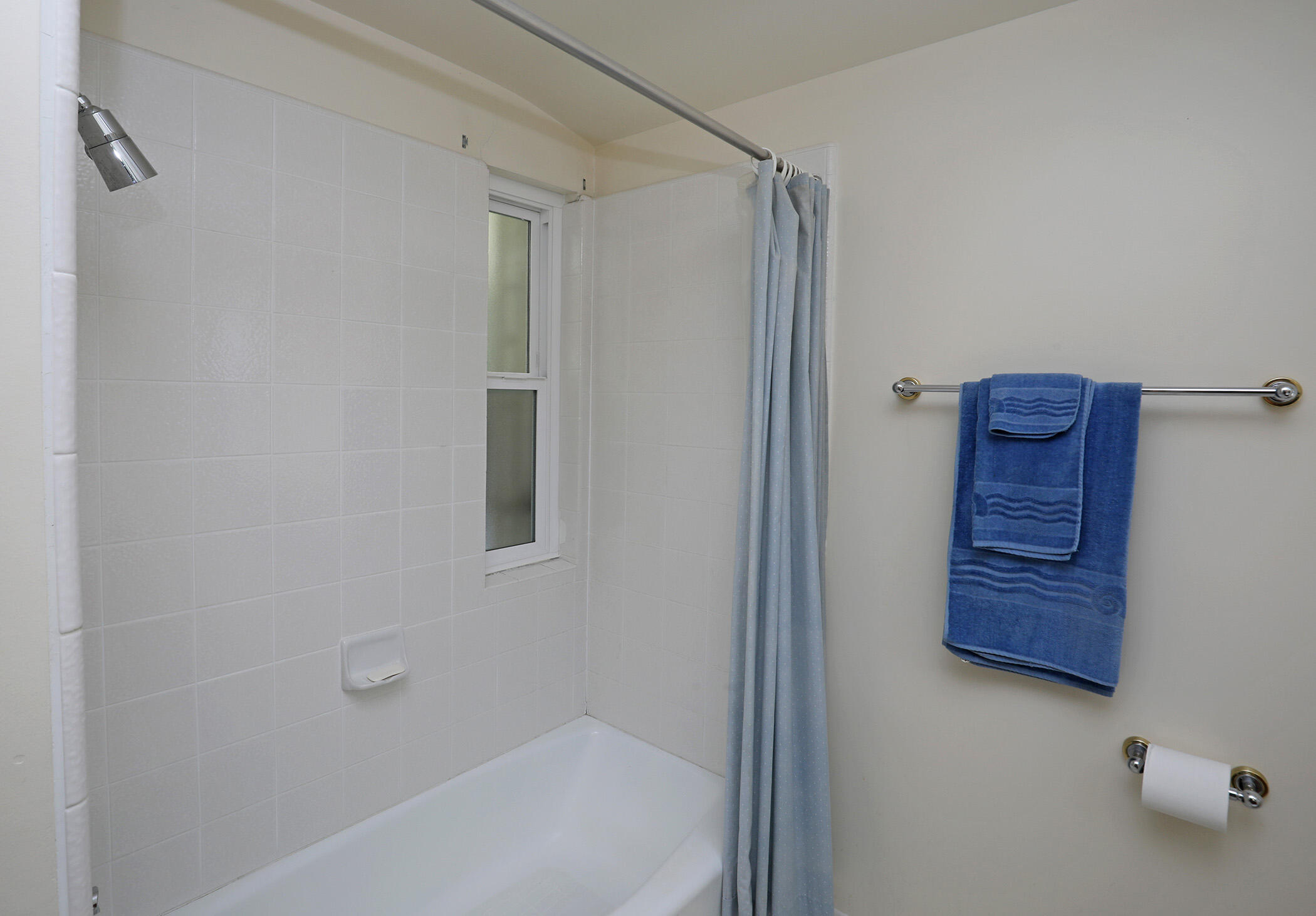 2805 Miradero Drive, Unit C Santa Barbara, CA 93105 - Photo 15 of 23 a bathroom with a shower and a dresser