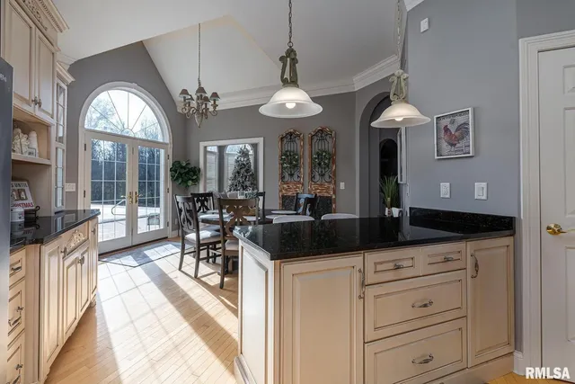 $865,000 | 3115 West Striegel Road, Carbondale, IL 62901