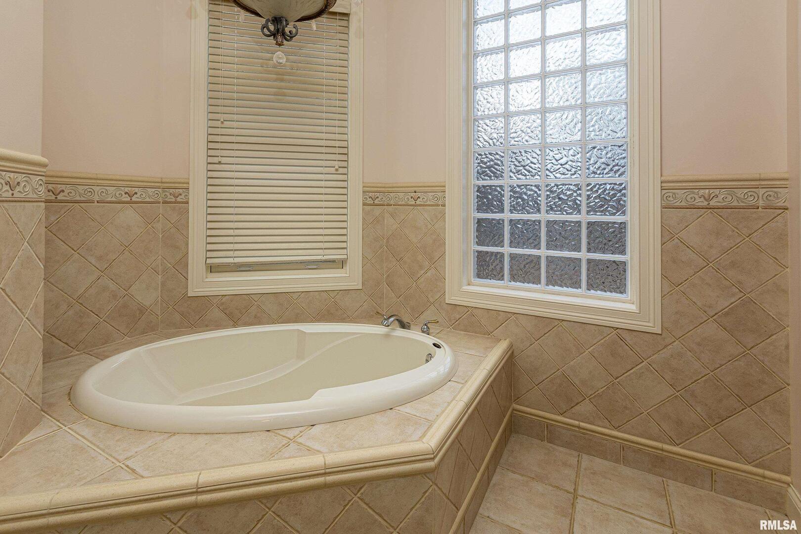 3115 West Striegel Road Carbondale, IL 62901 - Photo 37 of 54 a bathroom with a tub and a window