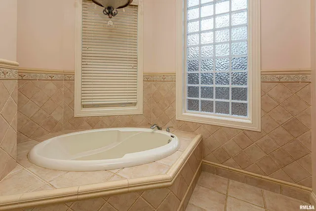 $865,000 | 3115 West Striegel Road, Carbondale, IL 62901