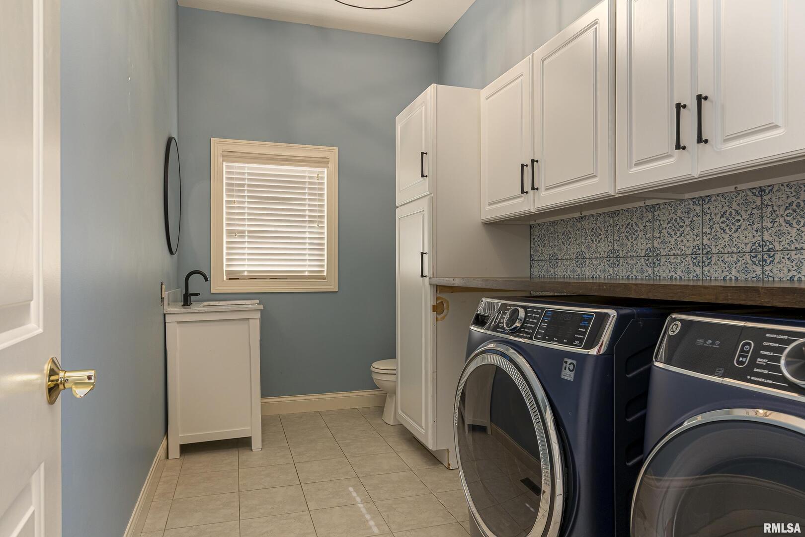 3115 West Striegel Road Carbondale, IL 62901 - Photo 43 of 54 a utility room with dryer and washer