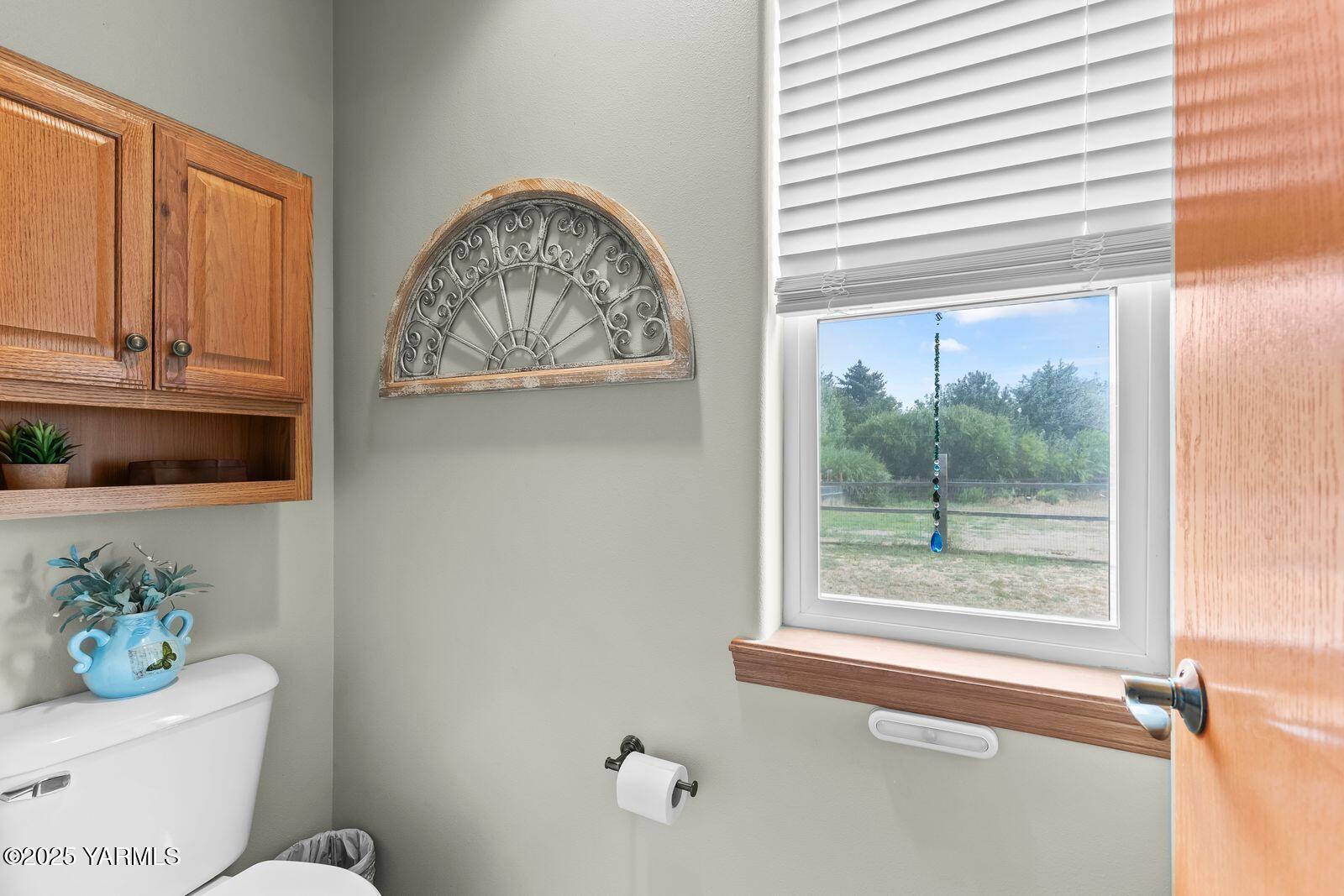 1880 Dilley Road Tieton, WA 98947 - Photo 30 of 45 a bathroom with a toilet and a bathtub