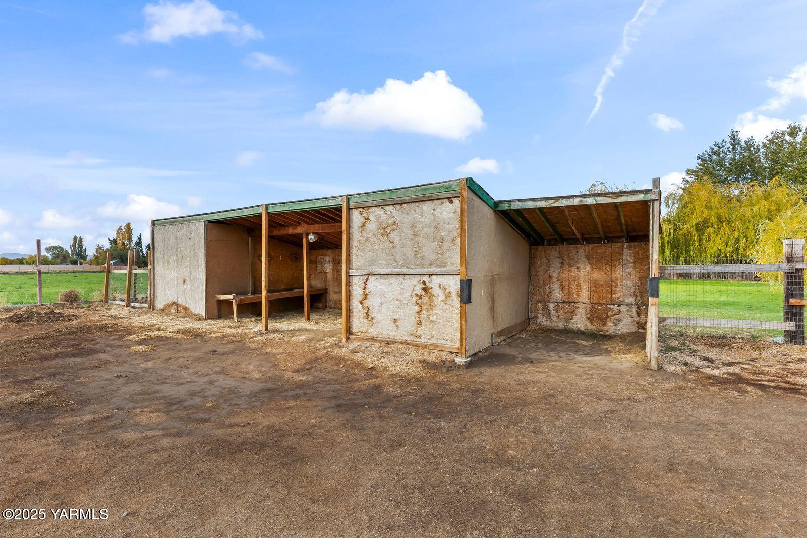 1880 Dilley Road Tieton, WA 98947 - Photo 40 of 45 a view of a house with backyard and a garden