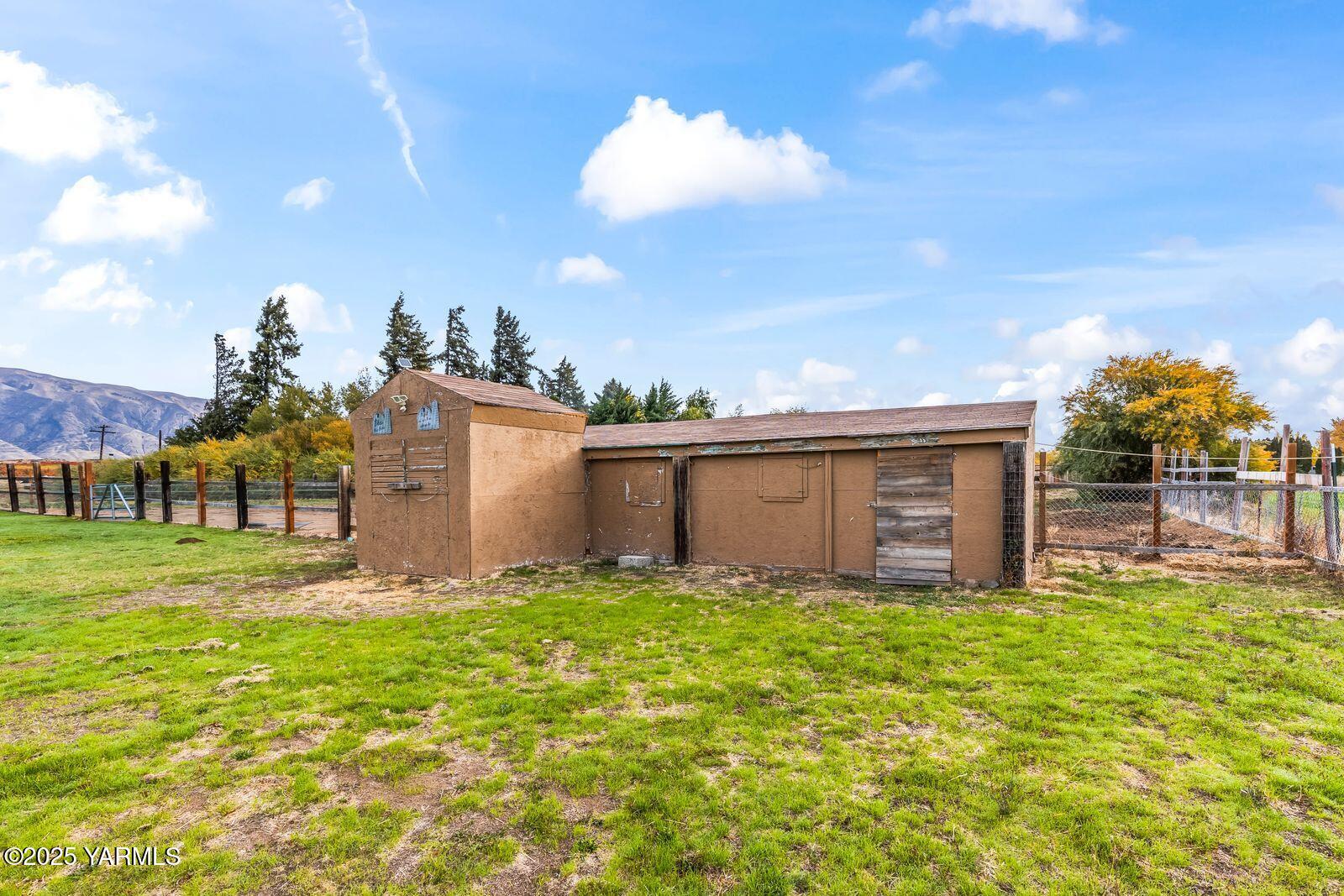 1880 Dilley Road Tieton, WA 98947 - Photo 42 of 45 a backyard of a house with table and chairs